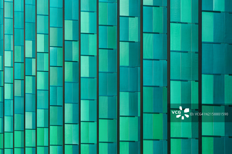 办公楼的绿色玻璃幕墙图片素材
