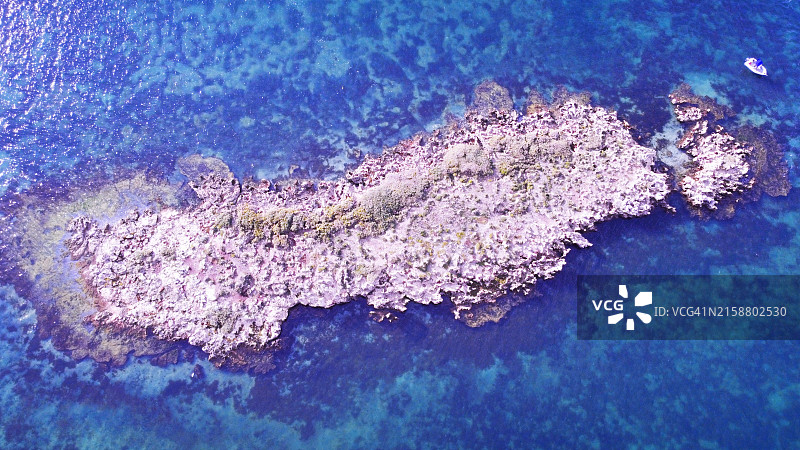 在南澳大利亚艾尔半岛科芬湾，渔船在蓝色海域环绕的小岛附近航行图片素材