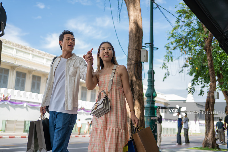 亚洲情侣周末购物约会图片素材