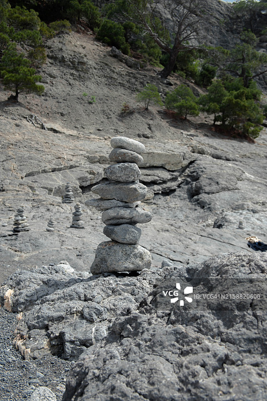 海滩上的石堆图片素材
