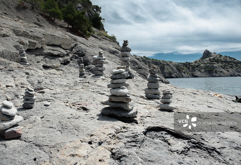 海滩上的石堆图片素材