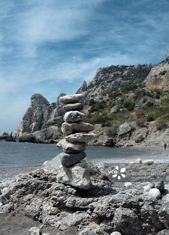 海滩上的石堆图片素材