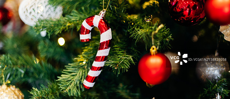 装饰有红色球和棒棒糖玩具的圣诞树图片素材