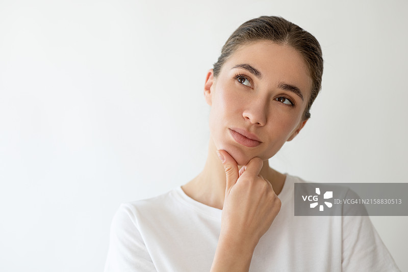 手托下巴望向远方的沉思女人图片素材