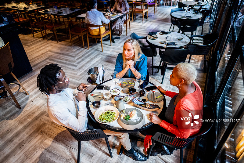 同事们在日式餐厅交谈图片素材