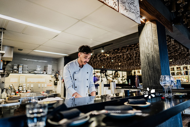 厨师在日式餐厅烹饪图片素材