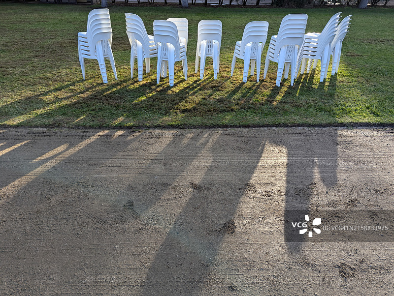公园里的白色椅子图片素材