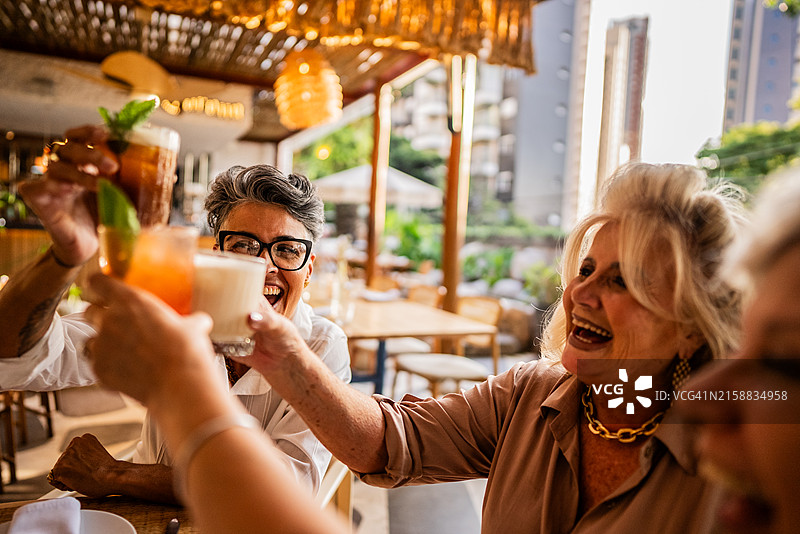 女朋友们在酒吧或餐厅敬酒图片素材