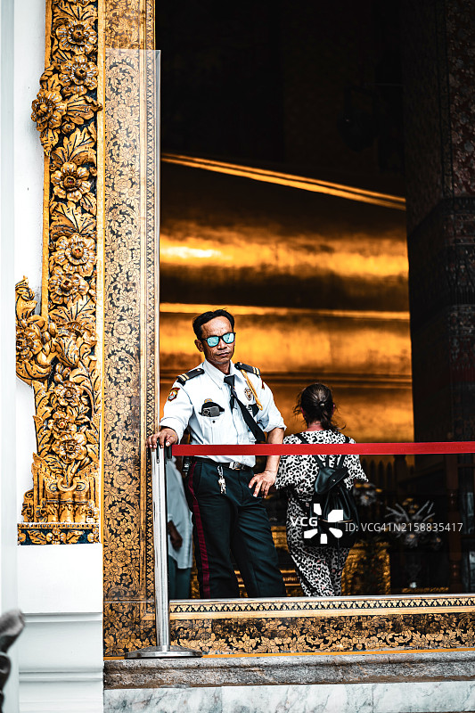 泰国曼谷卧佛寺的保安在侧门站岗特写图片素材