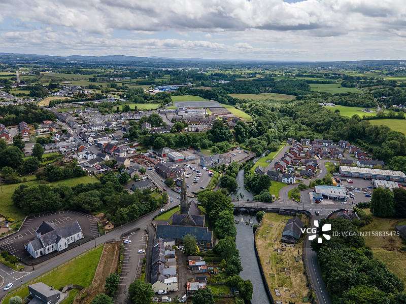 夏季北爱尔兰卡利巴基村的无人机视角图片素材