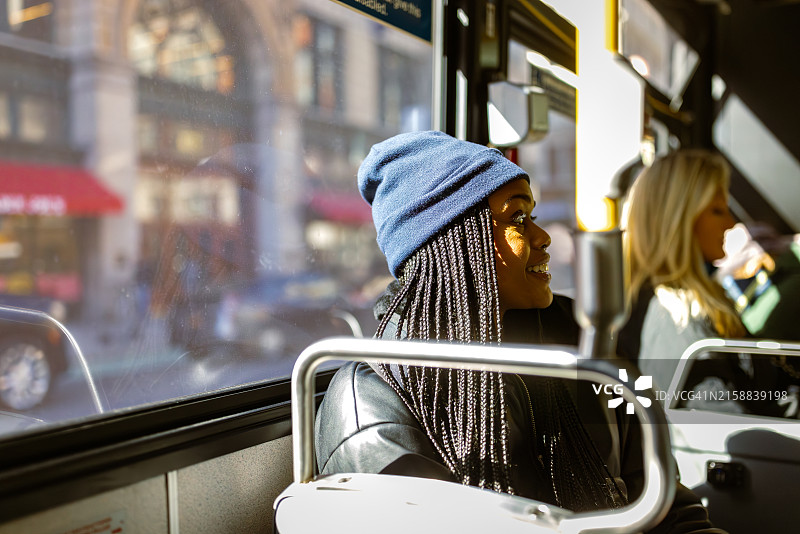 早高峰期间的公交车乘坐图片素材