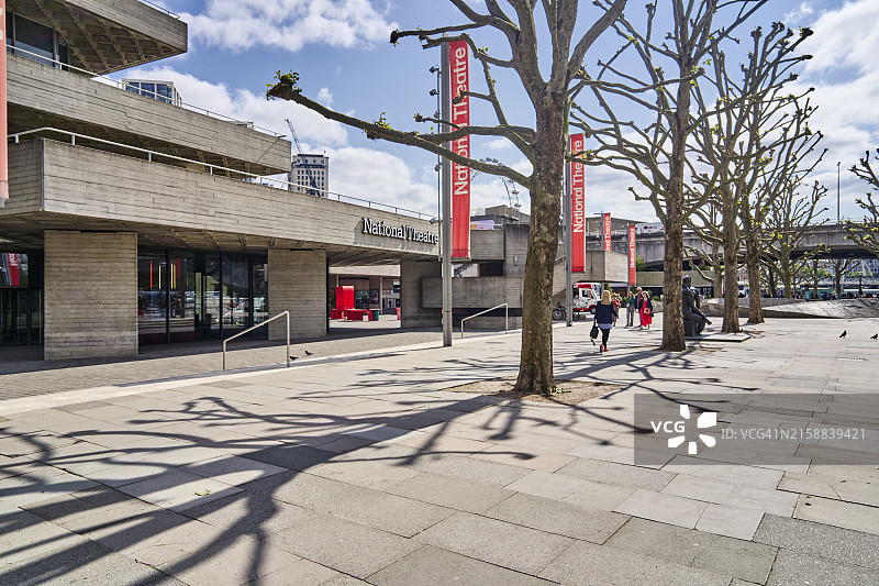 伦敦南岸中心的国家剧院和悬铃木，英国图片素材