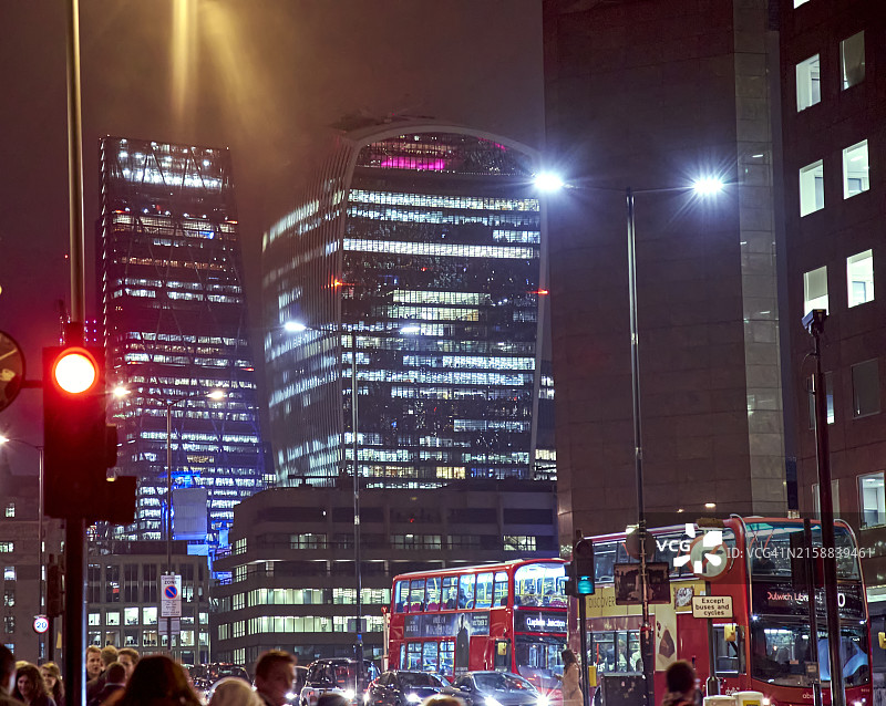 伦敦通勤者穿过伦敦桥图片素材