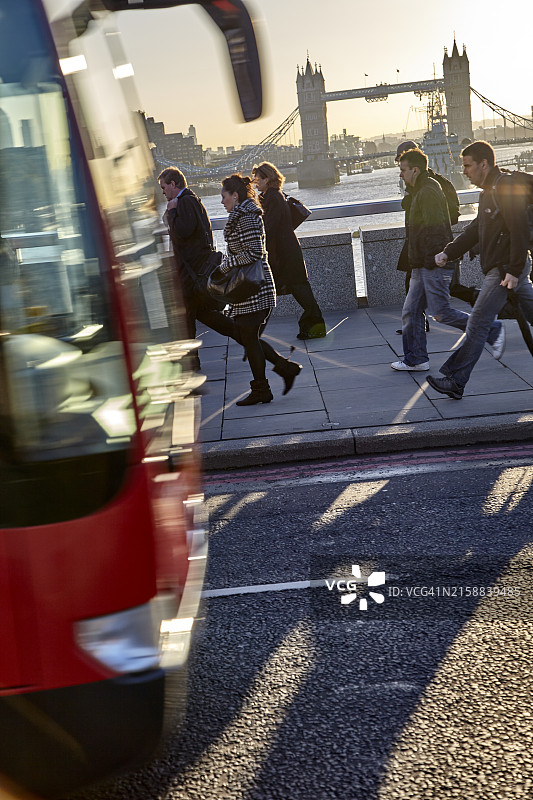 伦敦通勤者穿过伦敦桥图片素材