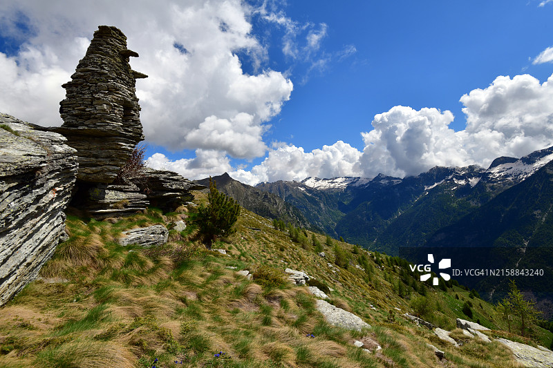 壮丽阿尔卑斯山景古塔图片素材