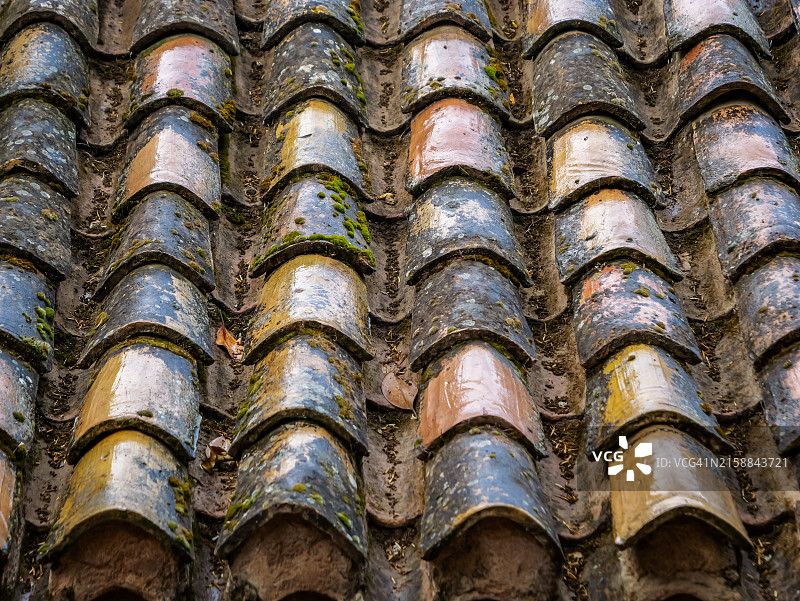 京都古老日式瓦屋顶特写图片素材