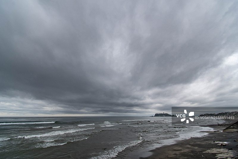 日本神奈川海滩上空的暴风云图片素材