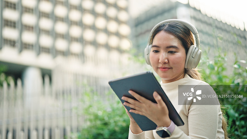 在城市里使用平板电脑的女人图片素材