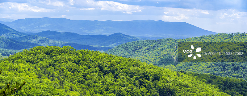 弗吉尼亚州蓝岭公园路旁的锯木厂景观图片素材