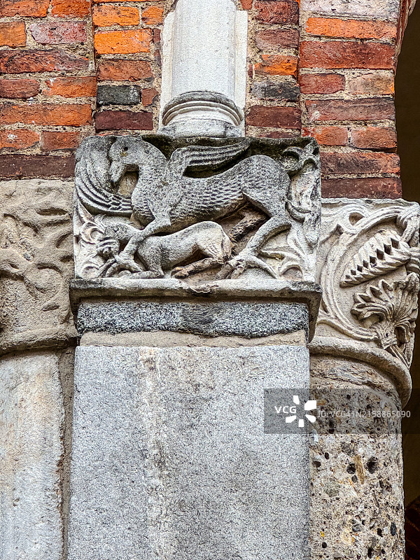 圣安博gio大教堂入口柱子上恐怖的石头滴水嘴雕刻图片素材