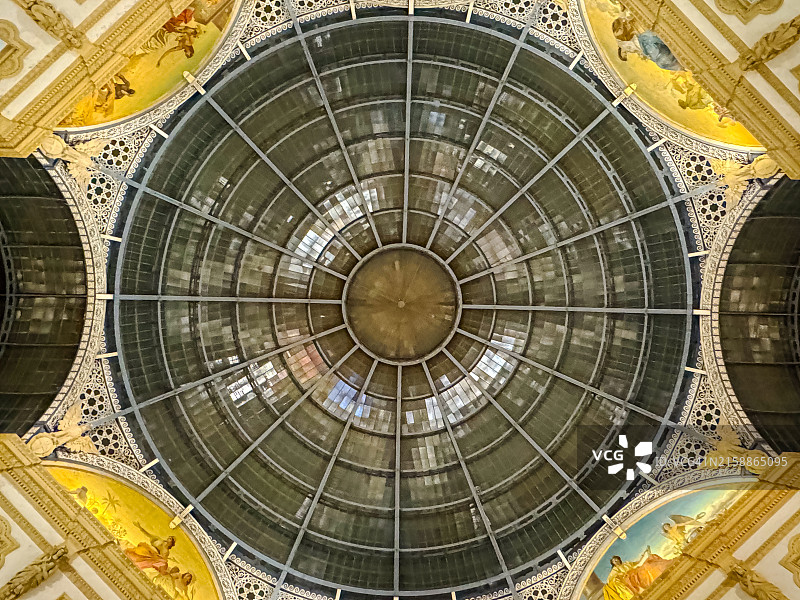 仰望意大利米兰埃马努埃莱二世长廊的中心穹顶图片素材