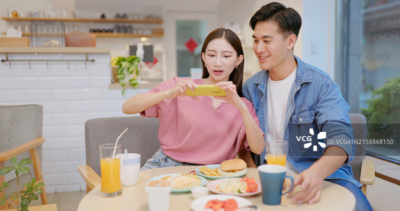 用手机拍照的情侣图片素材