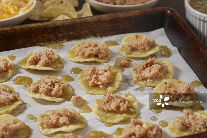 准备一口大小的玉米卷开胃菜图片素材