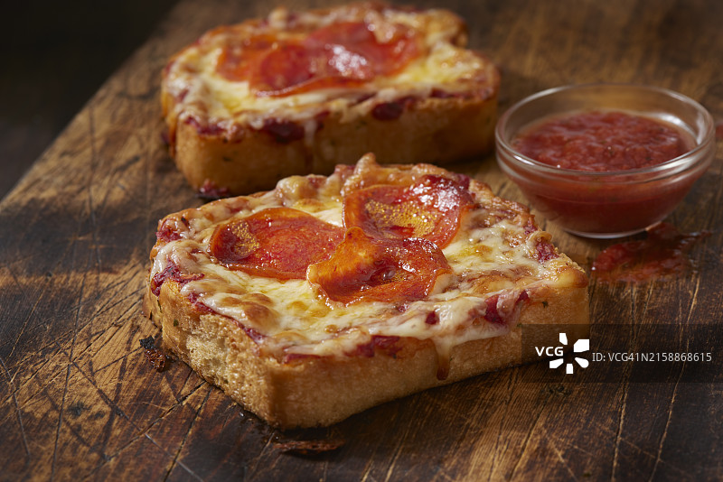 香脆蒜香意式香肠披萨图片素材