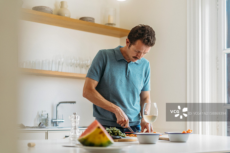 男人在家烹饪图片素材