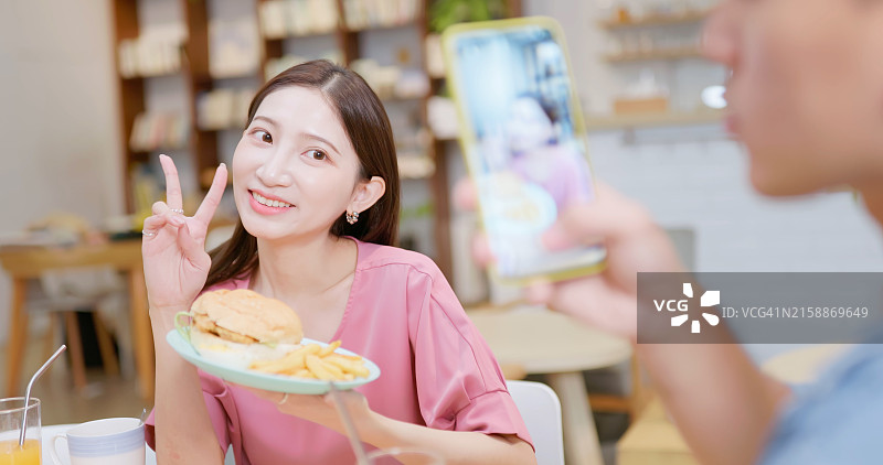 情侣直播图片素材