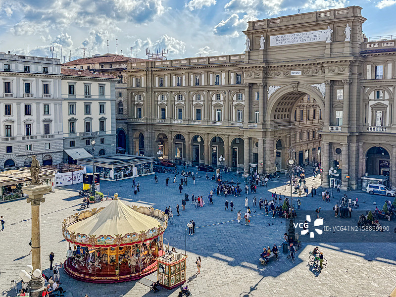 从意大利佛罗伦萨萨沃伊酒店房间看到的共和国广场景色图片素材
