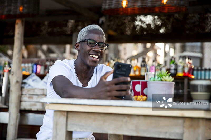 在酒吧露台上进行视频通话图片素材