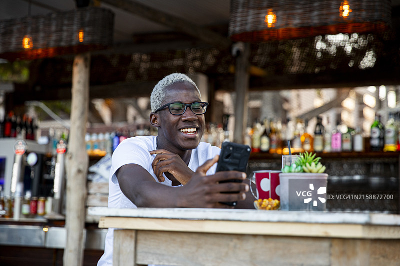 在酒吧露台上进行视频通话图片素材