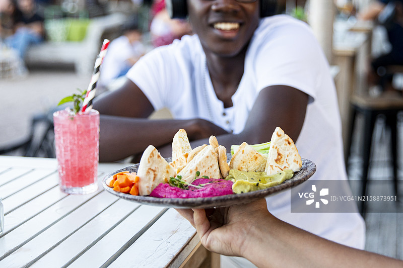 服务员提供素食图片素材