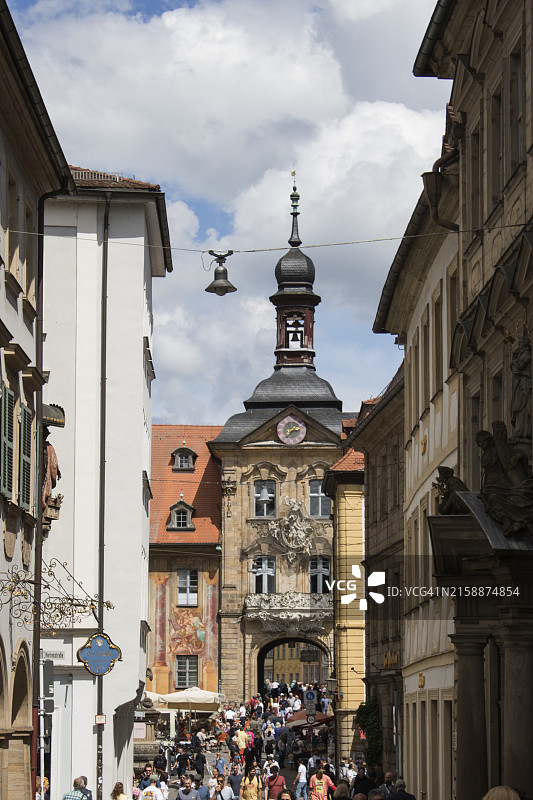 游客拥挤在通往老市政厅的狭窄街道上图片素材