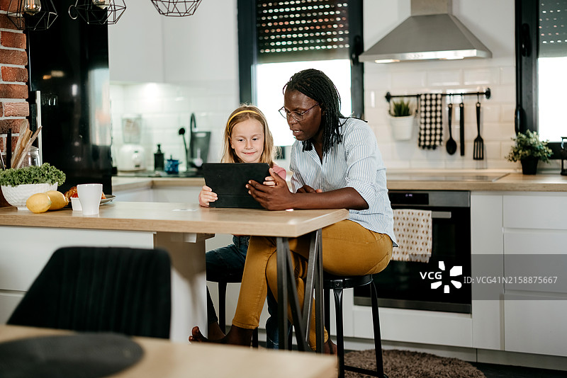 母女使用平板电脑图片素材