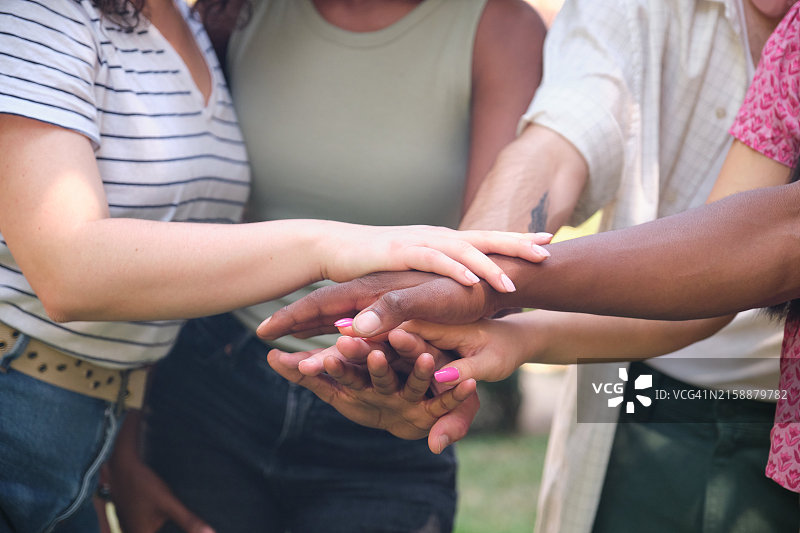 手拉手围成一圈的人群图片素材