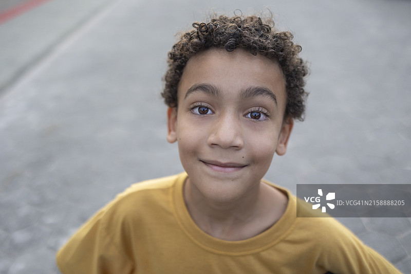 街上的男孩肖像图片素材