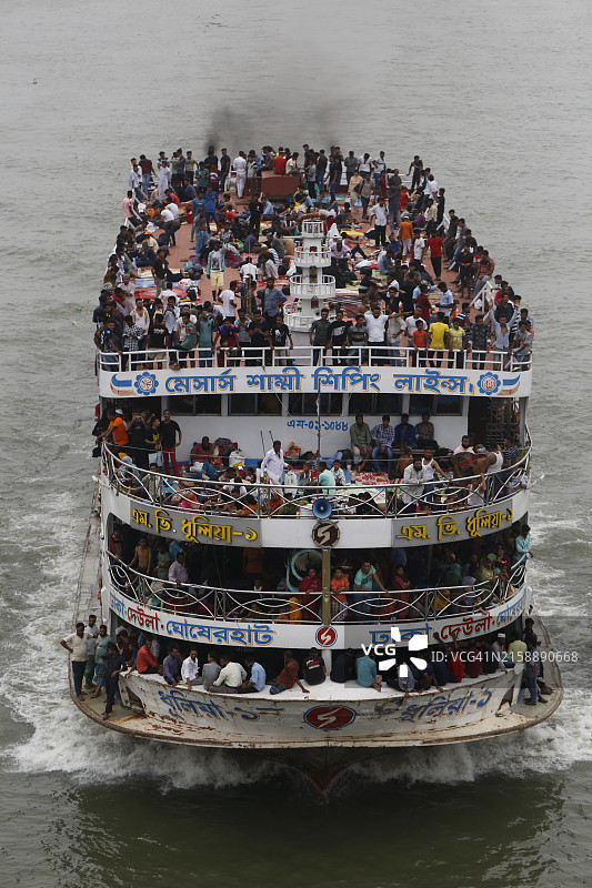 孟加拉国拥挤的渡轮上的乘客图片素材