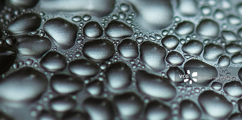 铝箔上彩色冷凝的抽象图像图片素材