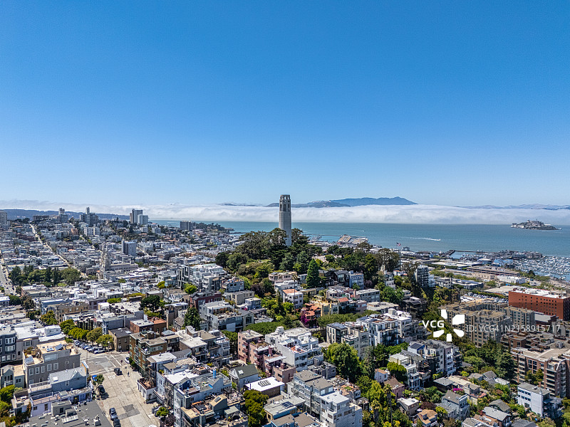 雾中的婴儿床塔楼图片素材