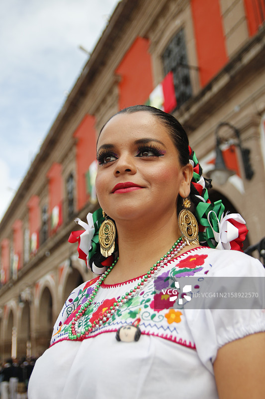 骄傲的墨西哥女性图片素材