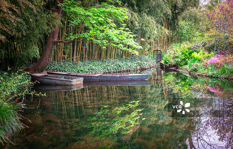 吉维尼莫奈花园池塘上的船只图片素材
