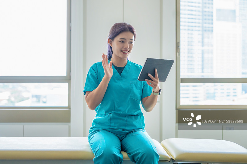 医护人员通过平板电脑与患者进行视频通话图片素材