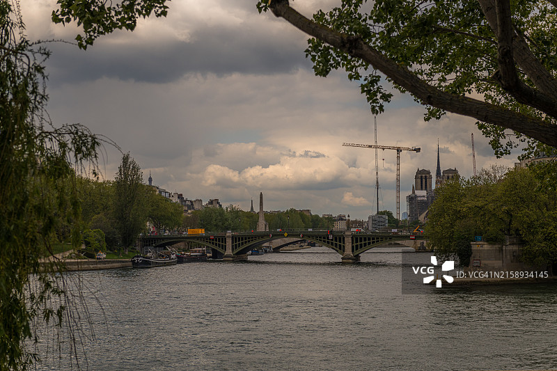 塞纳河巴黎圣母院施工图片素材