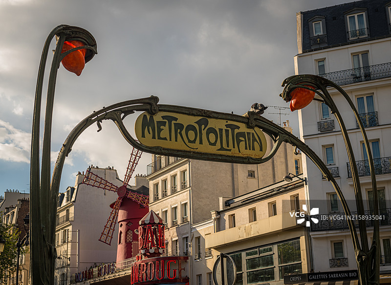 雨后蒙马特红磨坊风车景色图片素材
