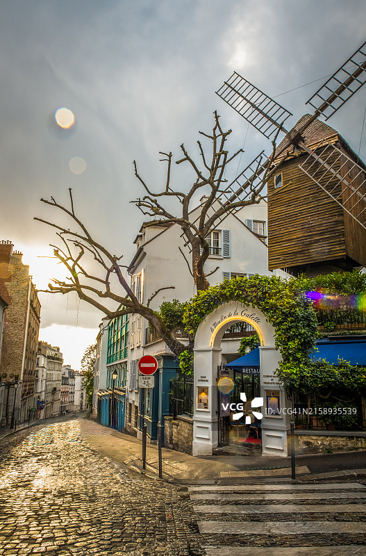 雨后蒙马特高地的风车景色图片素材