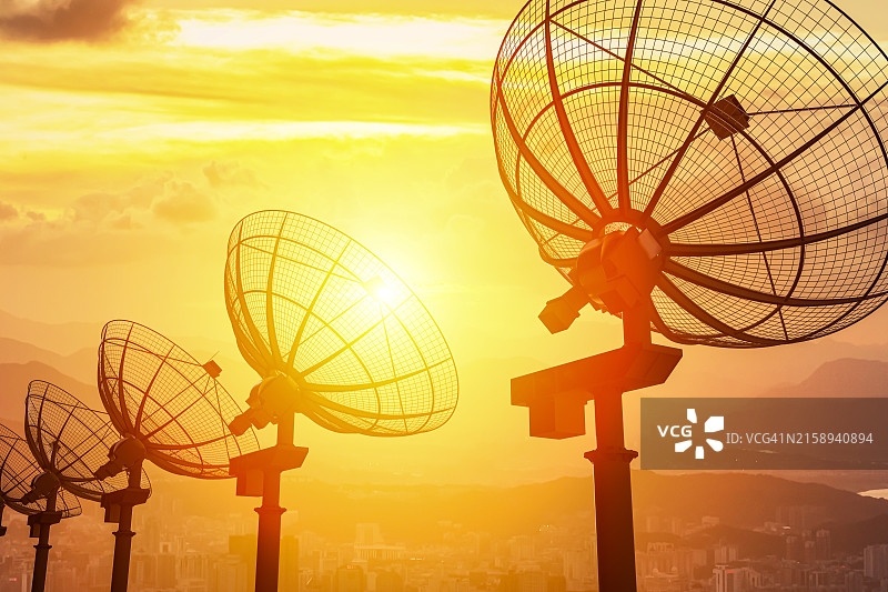 日落时分的射电望远镜3D渲染图片素材