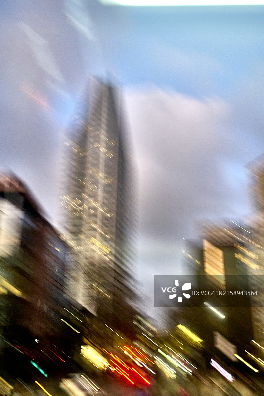 英国伦敦南部大象和城堡区域夜间照明建筑的抽象动态模糊图片素材