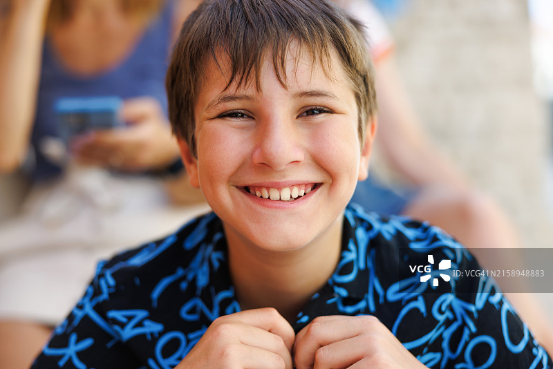 夏日户外可爱的少年对着镜头笑图片素材